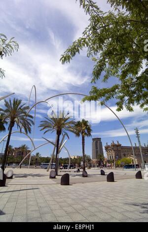 Il Porto di Barcellona area con Onades -le onde in acciaio inox scultura di Andreu Alfaro, il Columbus la torre e la vecchia casa doganale Foto Stock