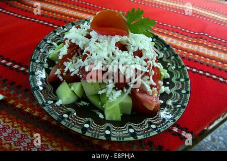 Tradizionale bulgaro insalata Shopska in Zheravna, Bulgaria Foto Stock