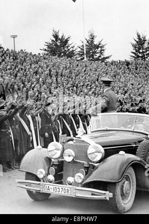 Norimberga Rally 1937 a Norimberga, Germania - raduno partito nazista - Adolf Hitler lascia lo stadio della Gioventù Hitler dopo la fine del roll call della Gioventù Hitler (HJ). (Difetti di qualità dovuti alla copia storica dell'immagine) Fotoarchiv für Zeitgeschichtee - NESSUN SERVIZIO DI CABLAGGIO - Foto Stock