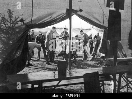 Norimberga Rally 1938 a Norimberga, Germania - lucidare gli stivali nel campo dei leader politici alla periferia di Norimberga. (Difetti di qualità dovuti alla copia storica dell'immagine) Fotoarchiv für Zeitgeschichtee - NESSUN SERVIZIO DI CABLAGGIO - Foto Stock