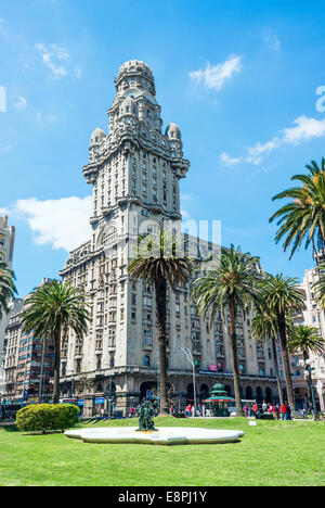 Palazzo Salvo sulla piazza Indipendenza a Montevideo, Uruguay Foto Stock