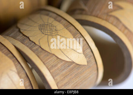 Legno intagliato anelli tovagliolo Foto Stock