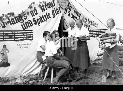 Rally di Norimberga 1938 a Norimberga, Germania - i membri della Lega delle ragazze tedesche ricevono lettere e pacchi dalle loro famiglie nel campo alla periferia di Norimberga. (Difetti di qualità dovuti alla copia storica dell'immagine) Fotoarchiv für Zeitgeschichtee - NESSUN SERVIZIO DI CABLAGGIO - Foto Stock