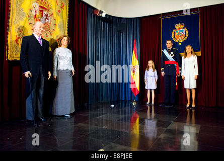 Madrid, Spagna. Xii oct, 2014. Le figure di cera del Re di Spagna Juan Carlos (L-R), Regina Sofia, Principessa Leonor, re Felipe e Regina Letizia visto in Madrid museo di cera a Madrid, Spagna, 12 ottobre 2014. Foto: Patrick van Katwijk/ - nessun filo SERVICE -/dpa/Alamy Live News Foto Stock