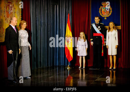 Madrid, Spagna. Xii oct, 2014. Le figure di cera del Re di Spagna Juan Carlos (L-R), Regina Sofia, Principessa Leonor, re Felipe e Regina Letizia visto in Madrid museo di cera a Madrid, Spagna, 12 ottobre 2014. Foto: Patrick van Katwijk/ - nessun filo SERVICE -/dpa/Alamy Live News Foto Stock