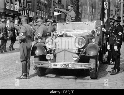 Raduno di Norimberga 1937 a Norimberga, Germania - le truppe SA (Sturmabteilung) marciano davanti ad Adolf Hitler in piazza Adolf-Hitler. Franz von Pfeffer, ufficiale della SA, si trova alla sinistra di Hitler, accanto allo stand di Pfeffer Hermann Goering e al capo di stato maggiore della SA Viktor Lutze. Fotoarchiv für Zeitgeschichtee - NESSUN SERVIZIO DI CABLAGGIO - Foto Stock