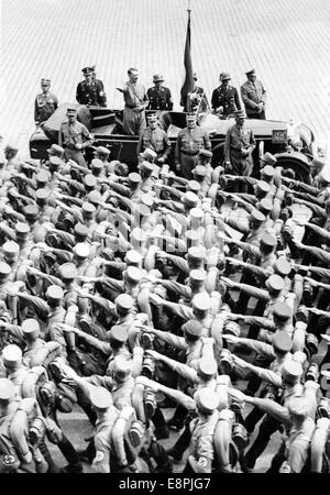 Raduno di Norimberga 1937 a Norimberga, Germania - le truppe SA (Sturmabteilung) marciano davanti ad Adolf Hitler in piazza Adolf-Hitler. Franz von Pfeffer, funzionario della SA, si trova a destra di Hitler, accanto a lui Hermann Goering e capo di stato maggiore della SA Viktor Lutze. Fotoarchiv für Zeitgeschichtee - NESSUN SERVIZIO DI CABLAGGIO - Foto Stock