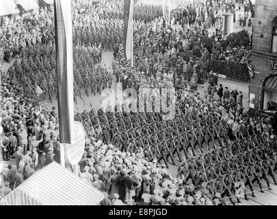 Rally di Norimberga 1937 a Norimberga, Germania - i membri del Reich Labour Service (RAD) marciano per le strade della città con zaini e picche. Fotoarchiv für Zeitgeschichtee - SENZA FILI - Foto Stock