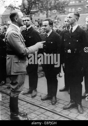 Rally di Norimberga 1936 a Norimberga, Germania - Adolf Hitler esamina le unità del fronte del lavoro tedesco (DAF) in città. (Difetti di qualità dovuti alla copia storica dell'immagine) Fotoarchiv für Zeitgeschichtee - NESSUN SERVIZIO DI CABLAGGIO – Foto Stock