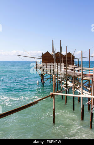 In vecchio stile Trabucchi macchina di pesca sulla costa adriatica di Termoli Italia Foto Stock