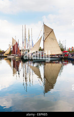 Alcuni leggermente più piccole navi che prendono parte alla TALL SHIPS REGATTA in London ormeggiati fino a Canary Wharf - Docklands Foto Stock