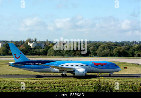 Thomson Boeing 787 Dreamliner rullaggio all'Aeroporto di Birmingham, Regno Unito Foto Stock