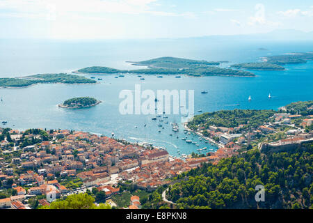 Città di Hvar e le isole Pakleni vista dal fortino Napoleonico, isola di Hvar, Croazia Foto Stock