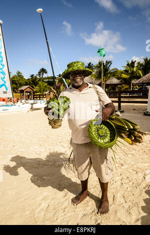 Palm Frond Basket Weaver, Dickenson Bay, Antigua Foto Stock