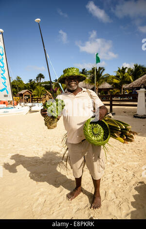 Palm Frond Basket Weaver, Dickenson Bay, Antigua Foto Stock