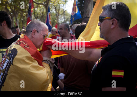 Barcellona, Spagna. Xii oct, 2014. Ultra nazionalista demonstrator baciare la bandiera spagnola durante la celebrazione della nazionale spagnola di giorno. Oltre 200 spagnolo ultra nazionalista civili ha celebrato questa mattina a Barcellona, la commemorazione annuale di ottobre xii come la nazionale spagnola di giorno. Credito: Cesar Gorriz Rey/Pacific Press/Alamy Live News Foto Stock