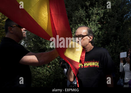 Barcellona, Spagna. Xii oct, 2014. Ultra nazionalista demonstrator baciare la bandiera spagnola durante la celebrazione della nazionale spagnola di giorno. Oltre 200 spagnolo ultra nazionalista civili ha celebrato questa mattina a Barcellona, la commemorazione annuale di ottobre xii come la nazionale spagnola di giorno. Credito: Cesar Gorriz Rey/Pacific Press/Alamy Live News Foto Stock