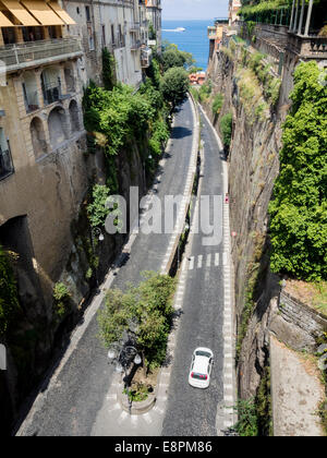 Tornante della strada che conduce al porto di Sorrento, Italia Foto Stock