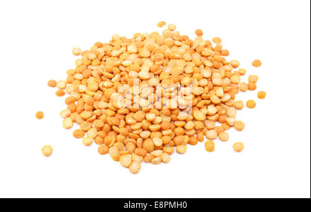 Giallo piselli spezzati, isolato su sfondo bianco Foto Stock