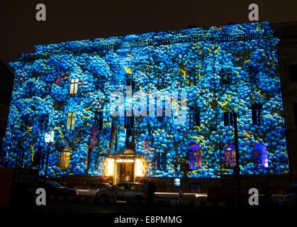 Il Festival delle luci di Berlino Germania. "Il Festival delle luci trasforma alcuni degli edifici e dei monumenti più famosi di Berlino in un mondo artisticamente incantevole pieno di arte leggera creativa, uno dei più grandi festival di illuminazione del mondo attira migliaia di turisti a Berlino ed è un festival preferito tra i berlinesi. Credit: Suzanne Kirstein/Alamy Live News Foto Stock