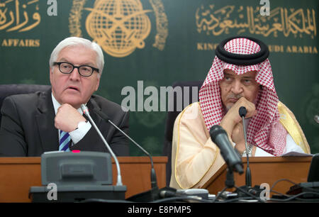 Jeddah, Arabia Saudita. Xiii oct, 2014. Il Ministro degli esteri tedesco Frank-Walter Steinmeier (SPD, L) dà una conferenza stampa con il Ministro degli Esteri saudita, Saud al-Faisal, a Jeddah, Arabia Saudita, 13 ottobre 2014. Steinmeier è su una due giorni di viaggio per il paese. Foto: TIM BRAKEMEIER/dpa/Alamy Live News Foto Stock