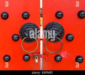 Antichi battenti e serratura moderna closeup in Taiwan Foto Stock