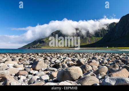 Vista estiva per la spiaggia e le montagne a Unstad, Lofoten in Norvegia Foto Stock