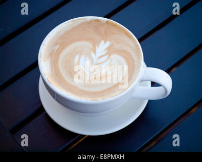 Un classico caffè latte (latte art) da d'Lish da Tish Cafe di Saskatoon, Saskatchewan, Canada. Foto Stock