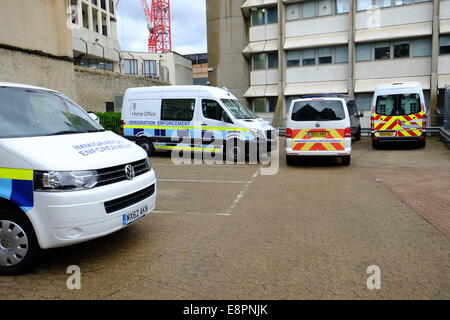 Esecuzione di immigrazione furgoni parcheggiati in Londra Foto Stock