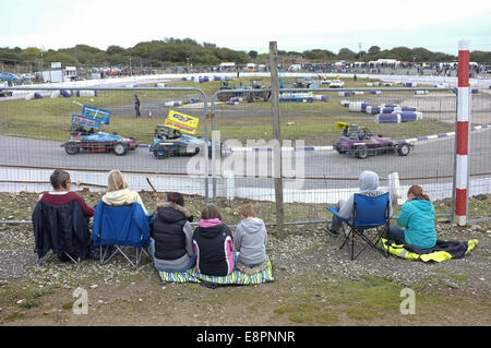 Magazzino auto ed banger racing al Regno Downs Raceway, St giorno, Cornwall Foto Stock