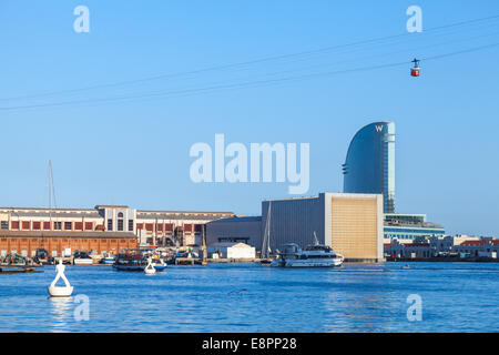 Barcellona, Spagna - 27 agosto 2014: vista porto cityscape con edifici moderni e scultura bianco sulla boa Foto Stock