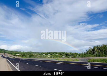 TransCanada highway lungo Lago Superior shore sotto rainbow Foto Stock