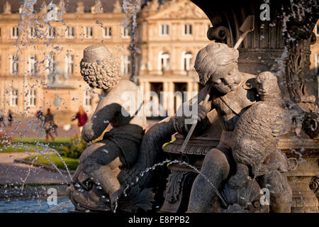 Fontana sulla Schloßplatz square e il nuovo palazzo di Stoccarda, Baden-Württemberg, Germania, Europa Foto Stock