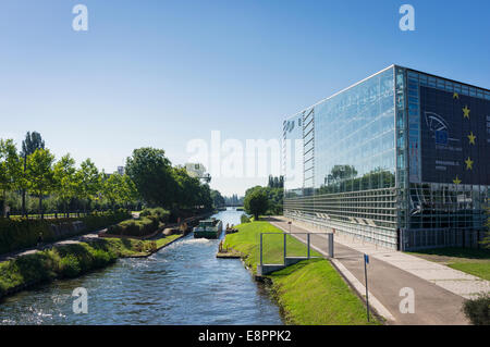 Edificio del Parlamento europeo a Strasburgo, Francia, Europa e un tour in barca sul fiume Ill Foto Stock