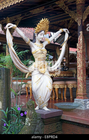 Statua femminile Peliaton Palace Ubud Bali Indonesia Foto Stock