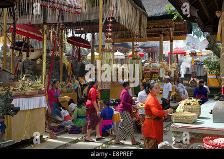Le donne preparano le offerte per cerimonia nel tempio Ubud Bali Indonesia Foto Stock
