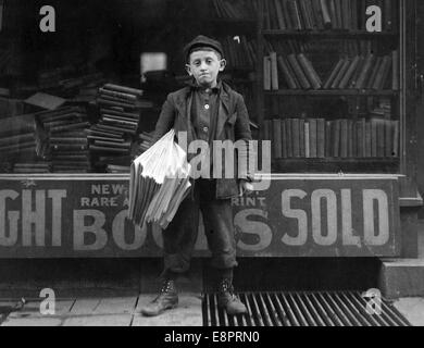12 anni di Newsboy. Alpert Hyman, vendita di tre anni. Trascorre serate in Boys Club. New Haven, Connecticut. Marzo 1909 Foto Stock