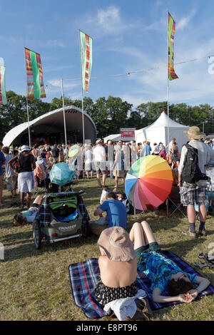 Pubblico, onda di mare, solarium, ombrelloni, radio 3 Stage, WOMAD 2014, Inghilterra, Regno Unito, GB. Foto Stock