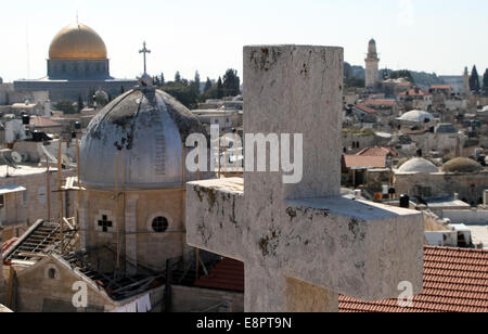 Vista dal tetto dell'ospizio austriaco a Gerusalemme Est verso la Cupola della roccia Foto Stock