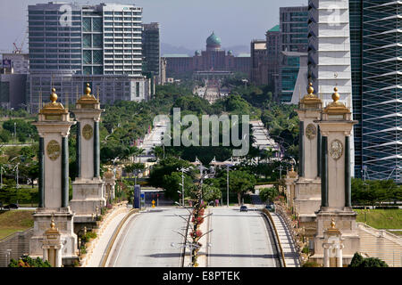 Putrajaya - Sede del Governo della Malaysia - La vista dal PICC (Putrajaya Convention Center) verso il primo ministro Foto Stock