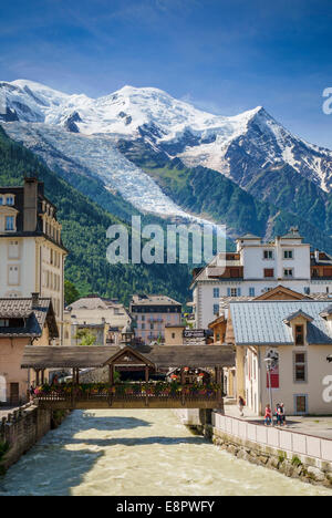 Il fiume Arve a Chamonix, Francia, Europa con la vetta del Mont Blanc dietro in estate Foto Stock