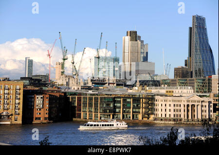 Londra REGNO UNITO Ottobre 2014 - Vista sul Fiume Tamigi verso la città di Londra ufficio blocchi e gru Foto Stock