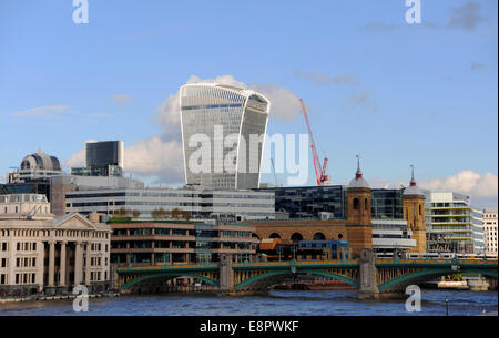 Londra Regno Unito - Vista attraverso il Tamigi verso gli uffici e le gru della città di Londra Foto Stock
