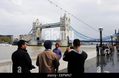 London Southwark Regno Unito - Visitatori prendendo fotografie di ogni altro sulla riva del fiume vicino al Tower Bridge London REGNO UNITO Foto Stock