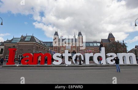 Le persone rappresentano per le fotografie in 'I amsterdam' segno, sul retro del Museo Rijks, Amsterdam, Olanda, Paesi Bassi Foto Stock