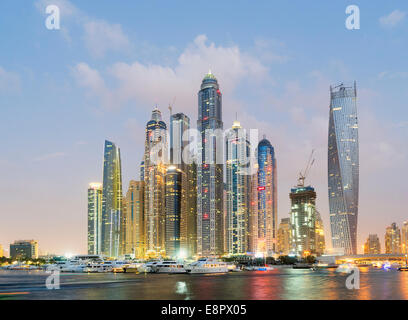 Skyline al tramonto di grattacieli in Marina District in Dubai Emirati Arabi Uniti Foto Stock