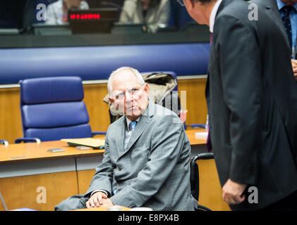 Lussemburgo, Lux, Lussemburgo. Xiii oct, 2014. Wolfgang Schauble, ministro federale tedesco delle finanze durante un eurogruppo incontro presso la sede centrale dell'UE al Kirchberg Centro Conferenze a livello europeo la sede del Consiglio di Lussemburgo del 13.10.2014 Credito: Wiktor Dabkowski/ZUMA filo/Alamy Live News Foto Stock