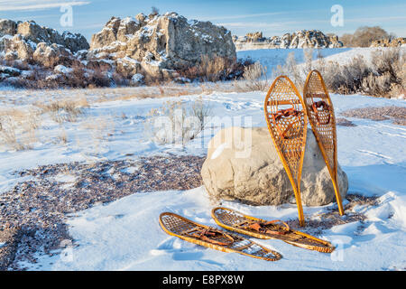 Vintage Huron e Bear Paw racchette da neve nel paesaggio invernale in un parcheggio o sentiero Foto Stock