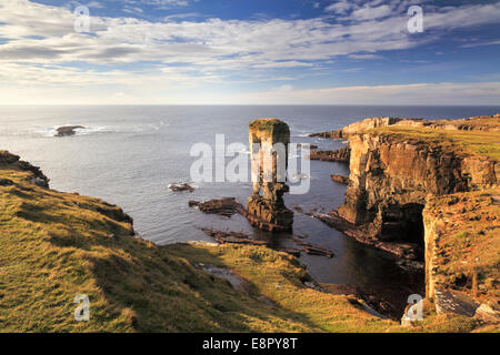 Il castello di Yesnaby Stack del mare sulla terraferma Orkney Foto Stock