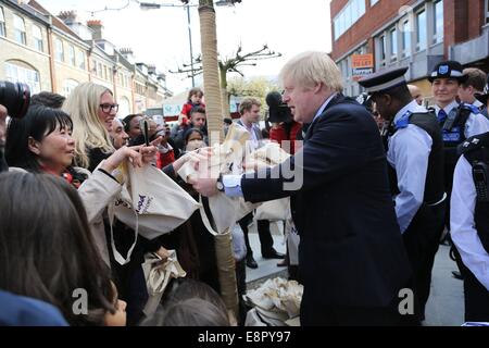 Boris Johnson visite St Annes shopping centre in Harrow per promuovere l'uso di fluidi rintracciabili nel rilevamento della criminalità in tutta la capitale con: Boris Johnson dove: Londra, Regno Unito quando: 10 Apr 2014 Foto Stock